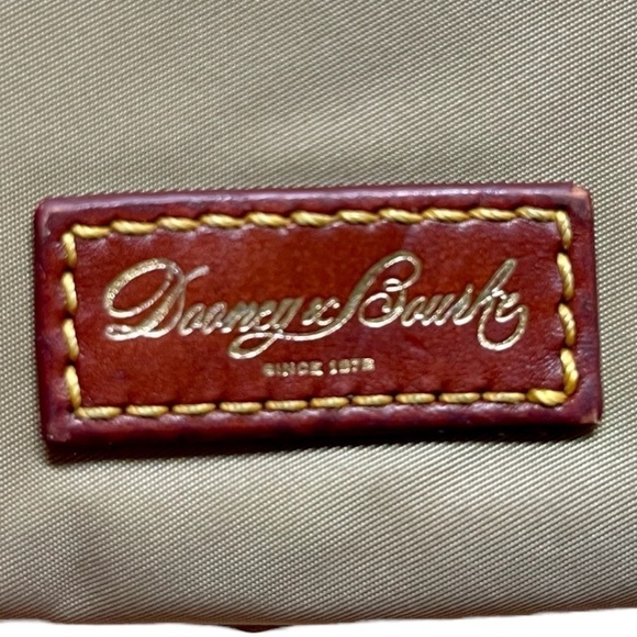 DOONEY & BOURKE, CROSSBODY BAG. NYLON EXTERIOR WITH BROWN LEATHER TRIM. - Picture 4 of 8